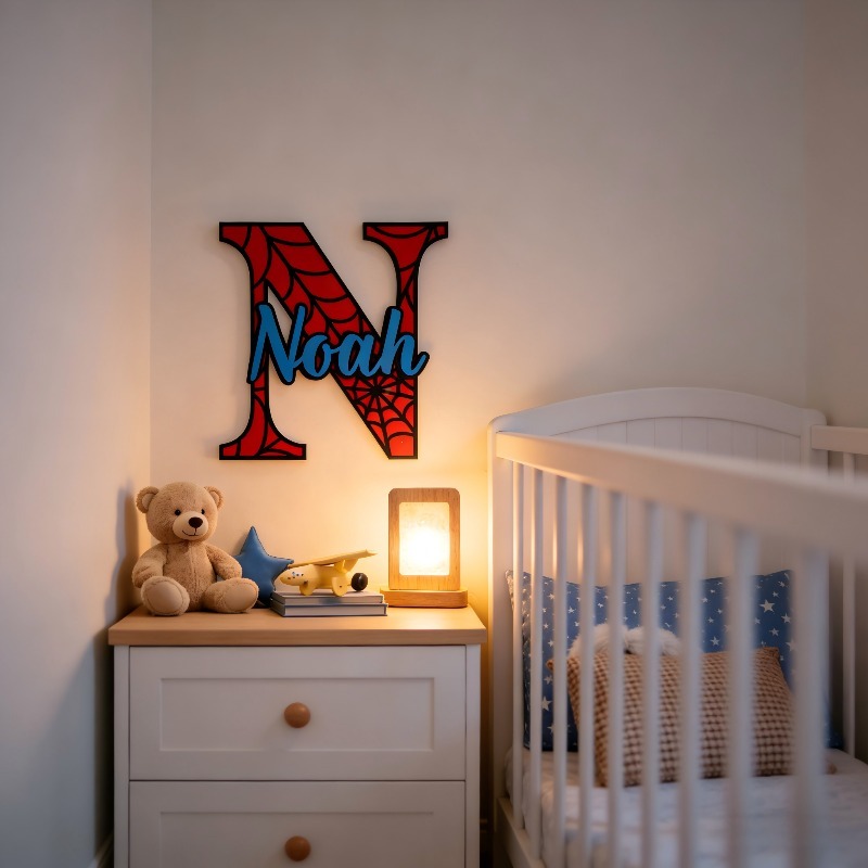 Baby Nursery Name Sign - ป้ายแขวนชื่อแบบส่วนตัวลายใยแมงมุม, ป้ายไม้สั่งทำพิเศษพร้อมตัวอักษรไม้, ป้ายแขวนห้องเด็กธีมซูเปอร์ฮีโร่, ของตกแต่งผนัง